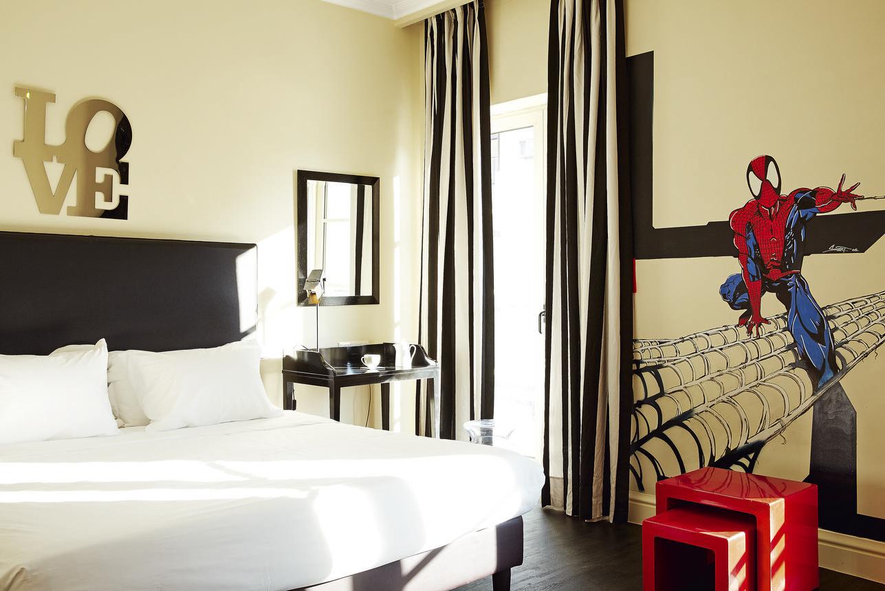 Premium Graffiti Guestroom