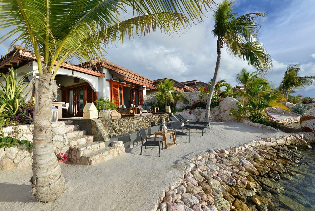 Superior Beach Front Pool Suite